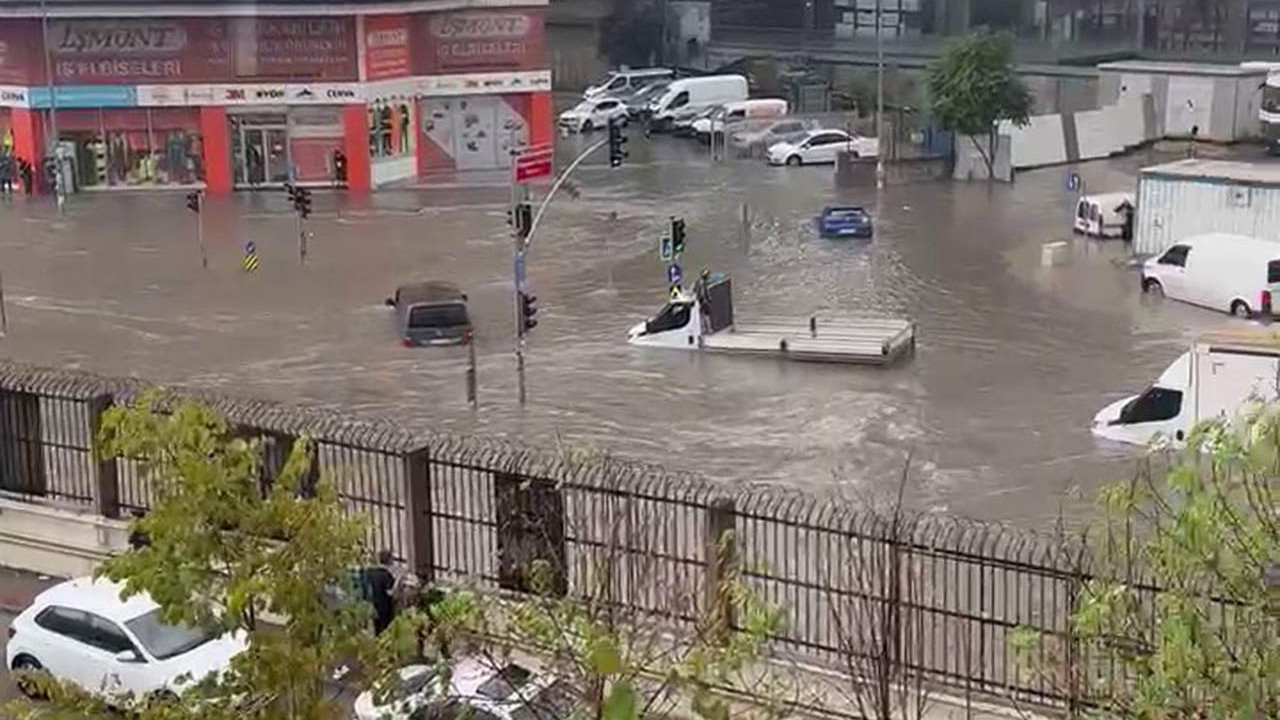 İstanbul'u sel aldı! Araçlar sulara gömüldü