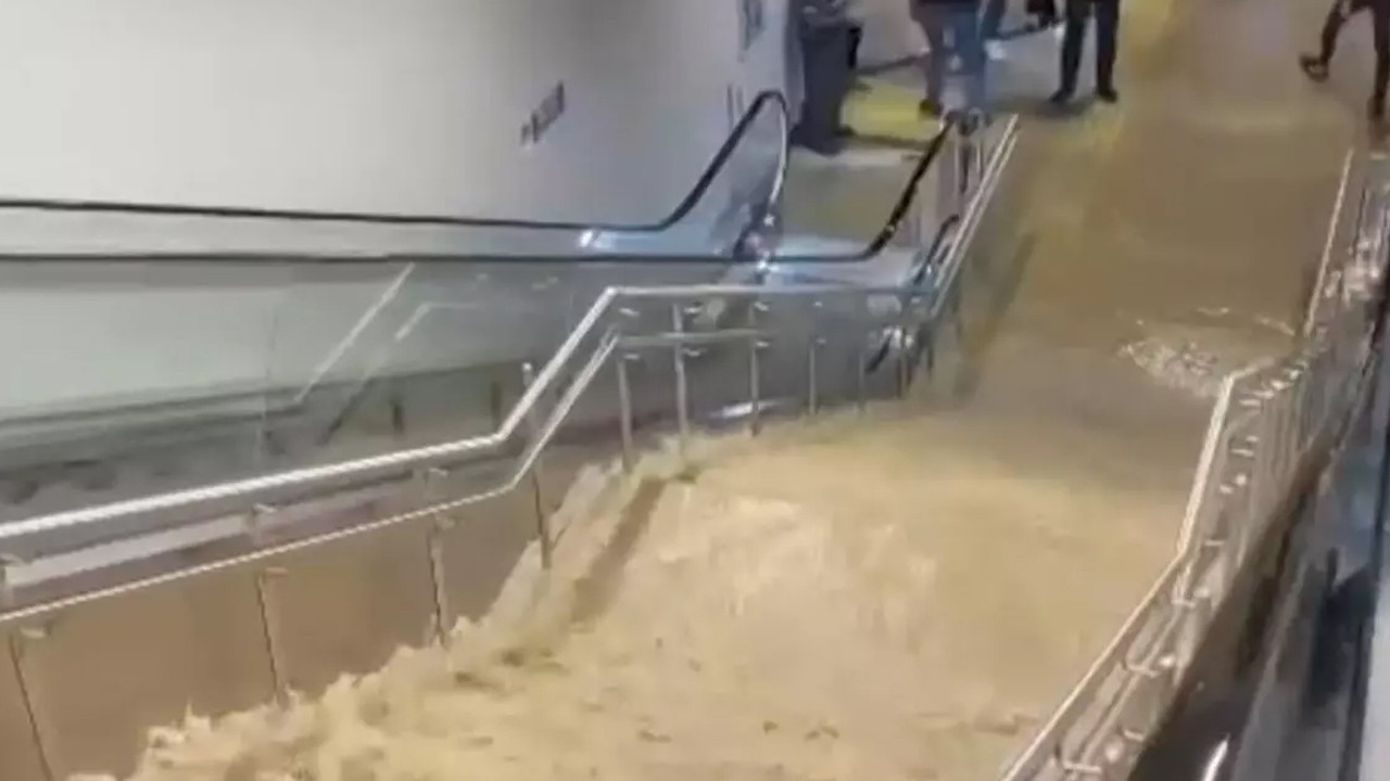 İstanbul'da sel sularıyla dolan metro istasyonu kapatıldı