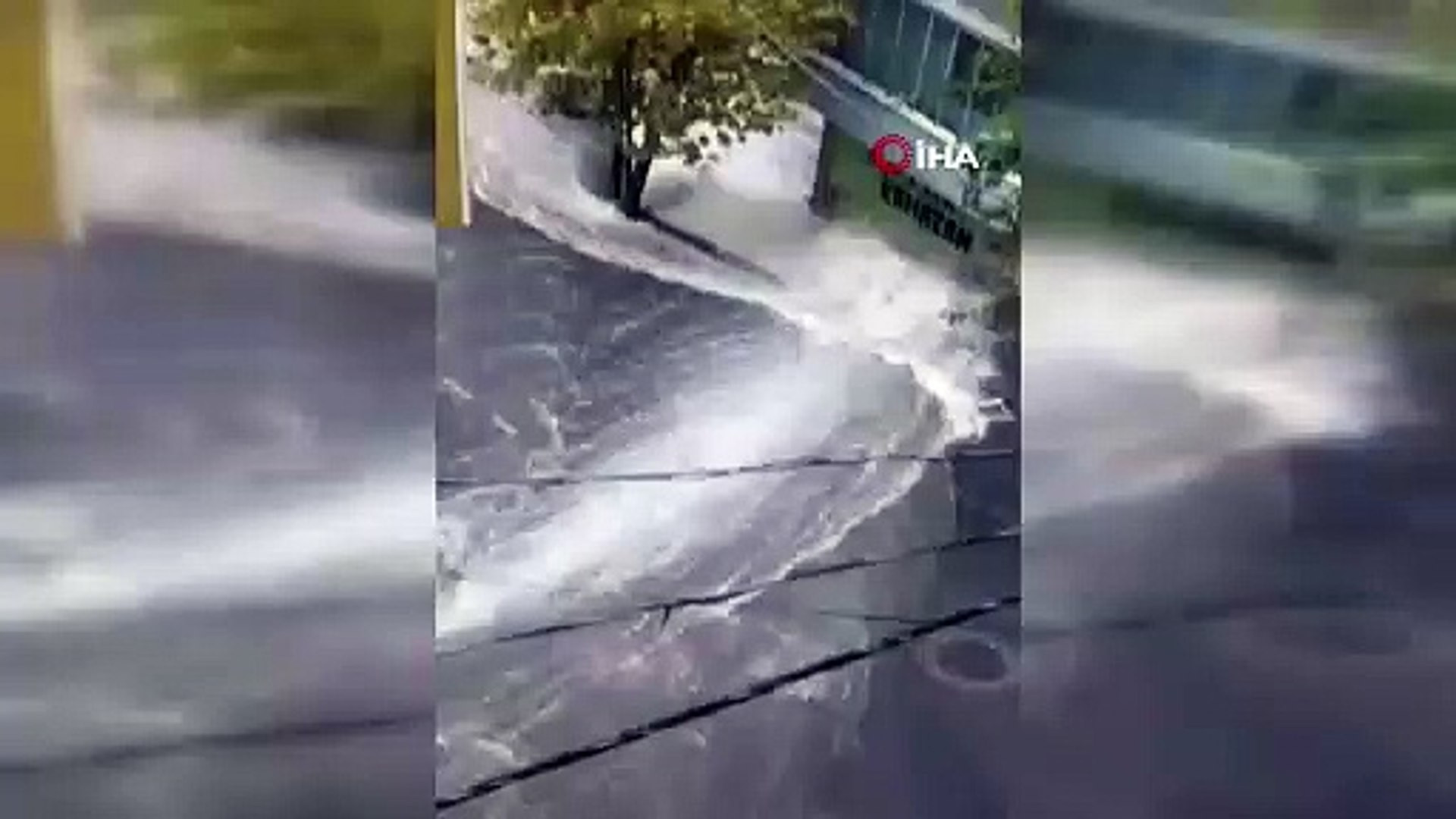 İstanbul'da bir kadın yağmur sularıyla böyle sürüklendi