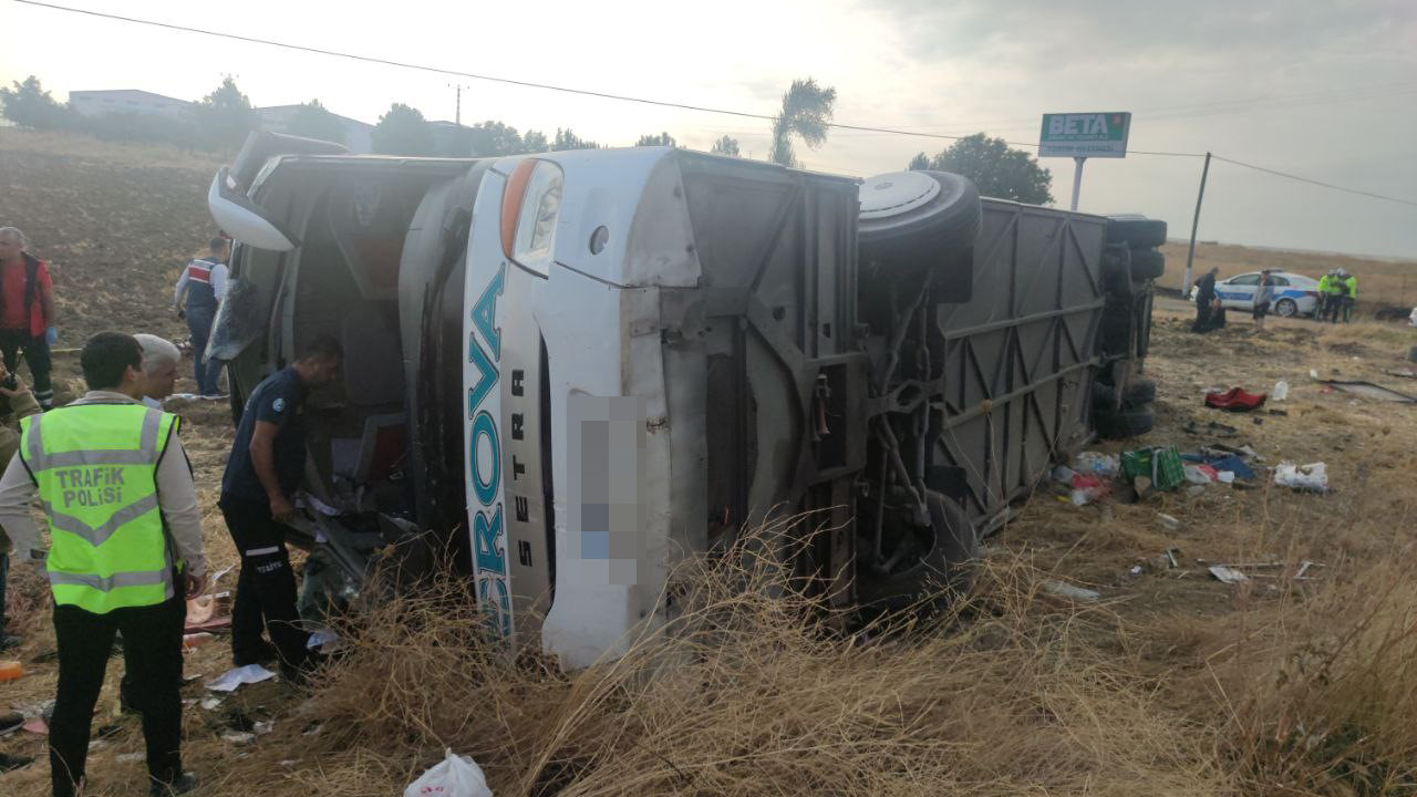 Yolcu otobüsü devrildi: 6 ölü 35 yaralı