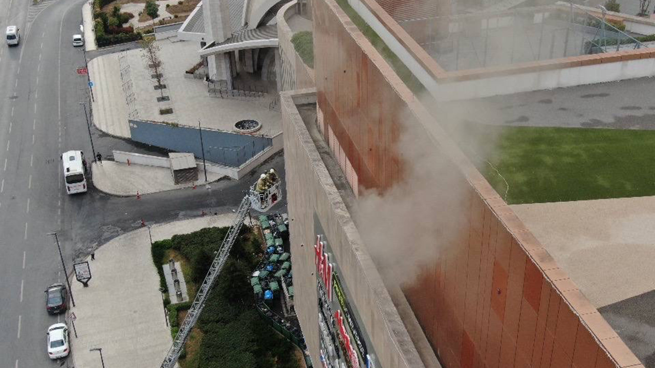 İstanbul'un dev AVM'sinde yangın