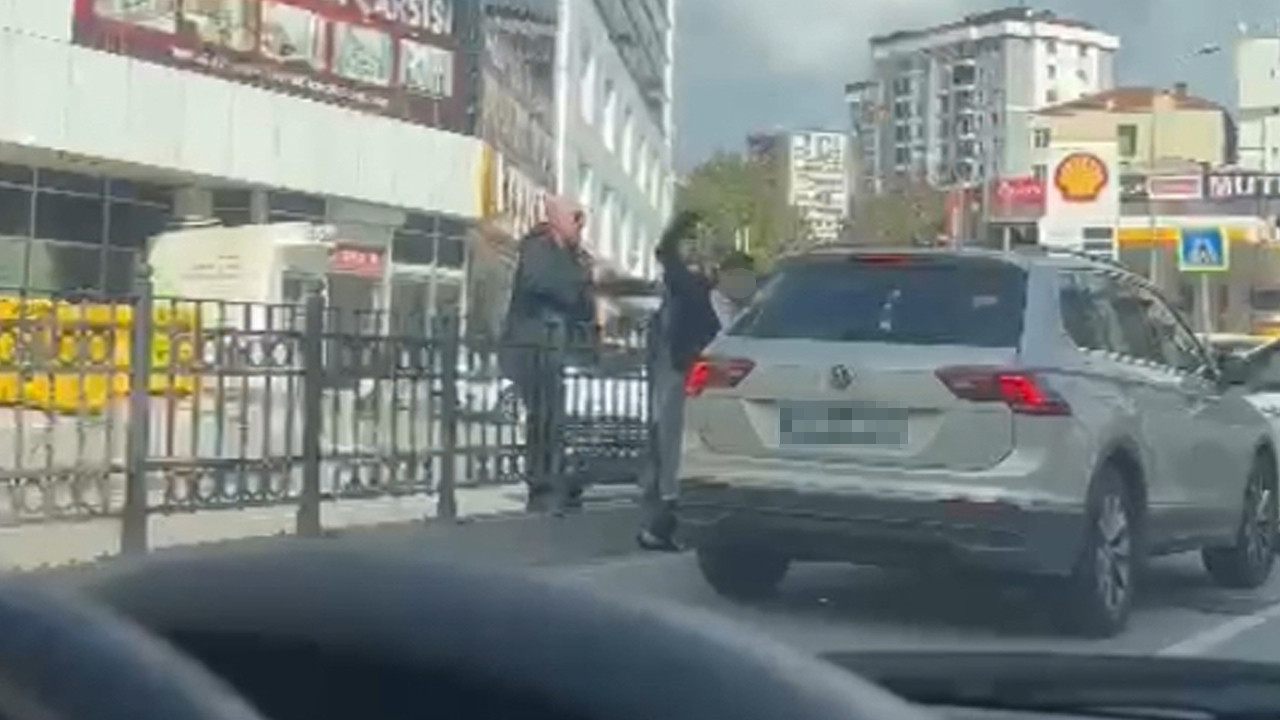 Trafikte maganda dehşeti! Yolu kesip darbetti