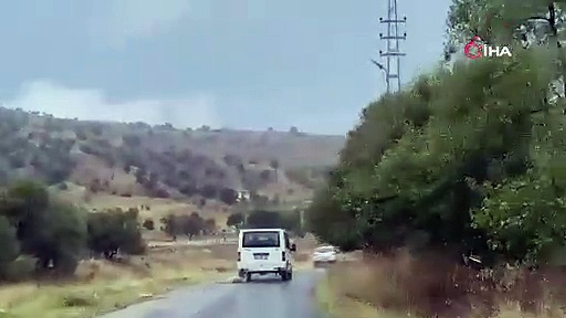 Minibüsün arkasına bağladığı köpeği dakikalarca sürükledi