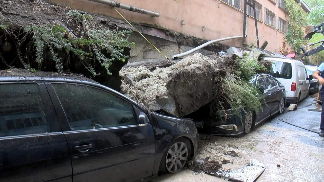 İstanbul'da istinat duvarı çöktü: 4 araç duvarın altında kaldı