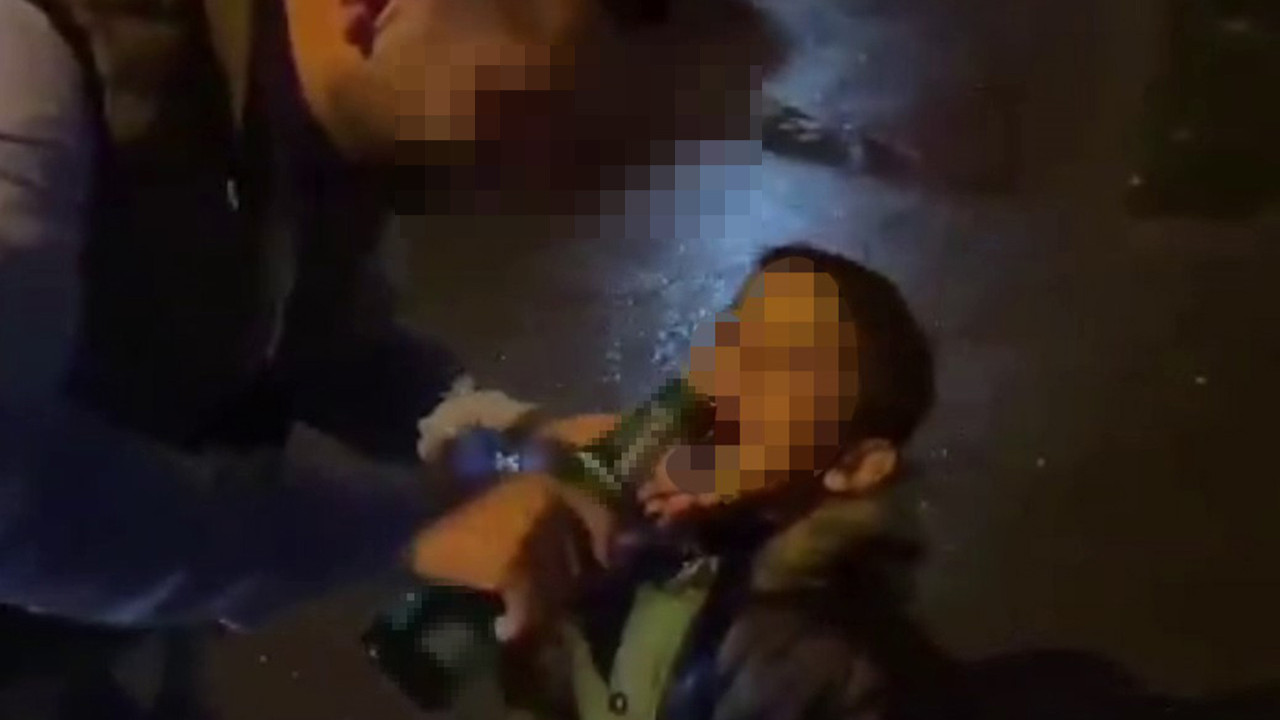 İstanbul'da skandal görüntü! Küçük çocuğa yaptıkları mide bulandırdı