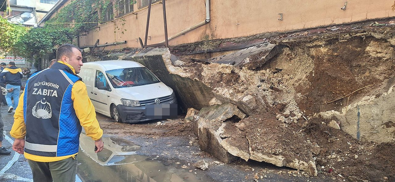 İstanbul'da istinat duvarı çöktü: 4 araç duvarın altında kaldı