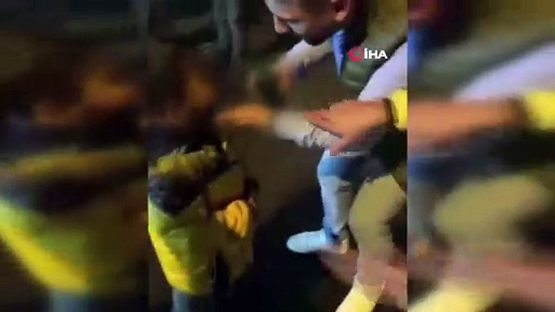 İstanbul'da skandal görüntü! Küçük çocuğa yaptıkları mide bulandırdı