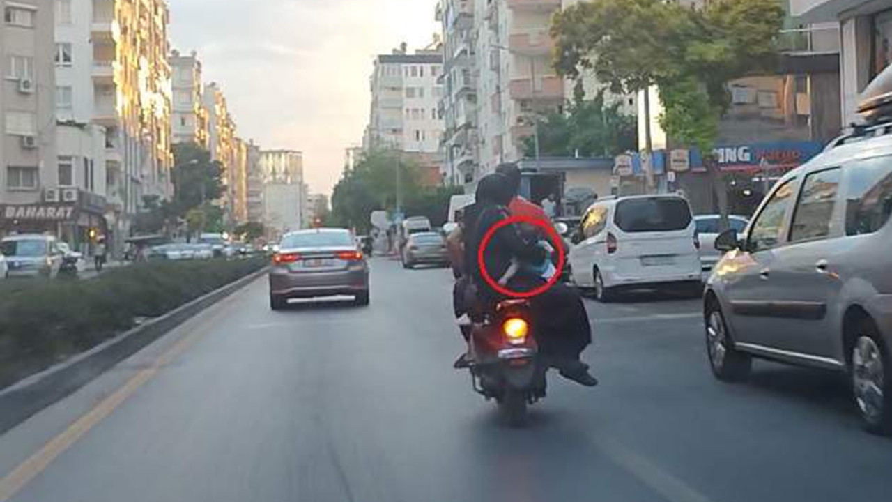 Çoluk çocuk motosikletle ölüm yolculuğu kamerada