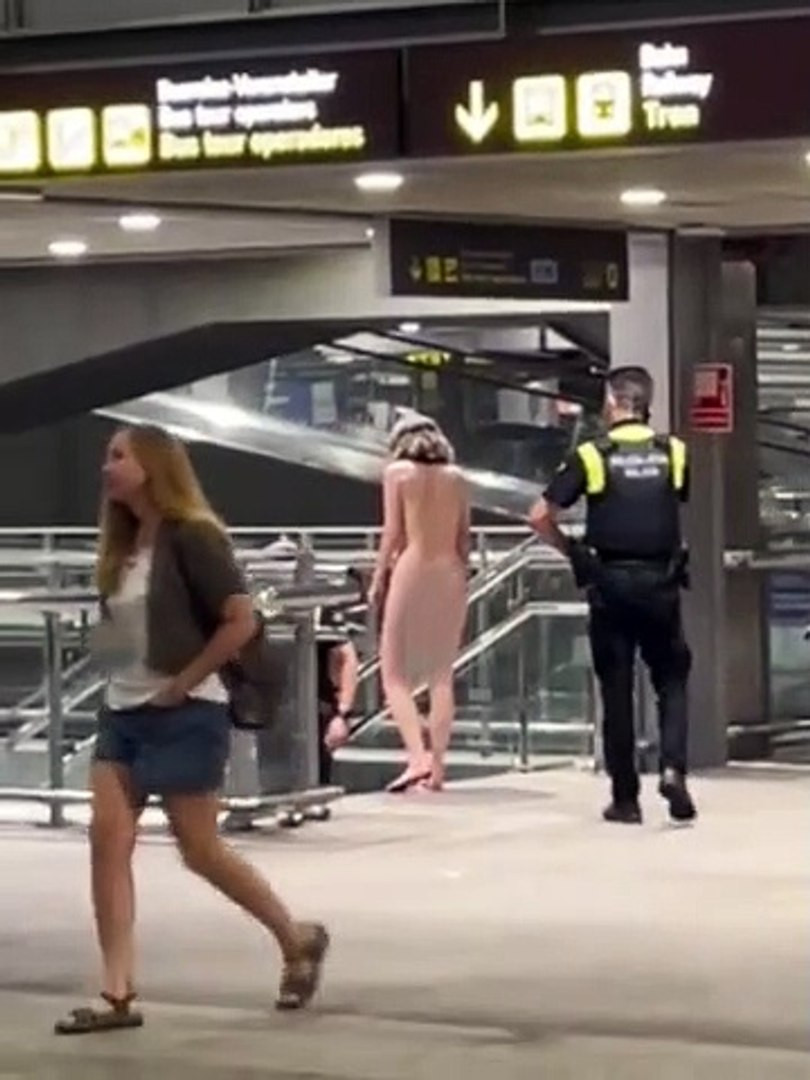 Havalimanında çıplak kadın yolcu alarmı!
