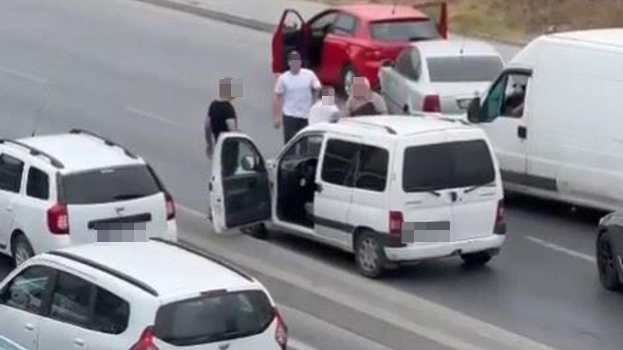 İstanbul'da E-5'i kapatıp birbirlerine girdiler