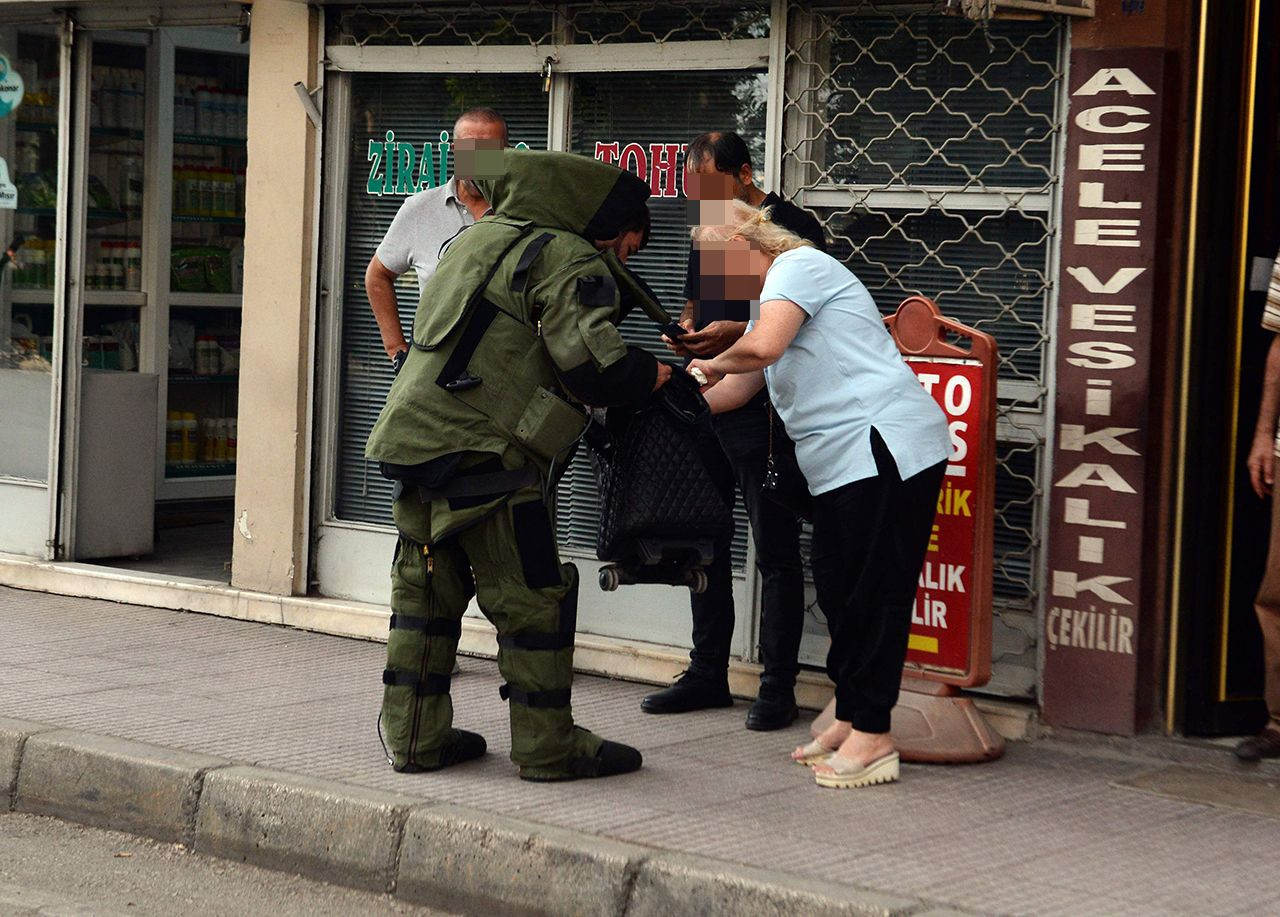 Valilik önünde bomba paniği
