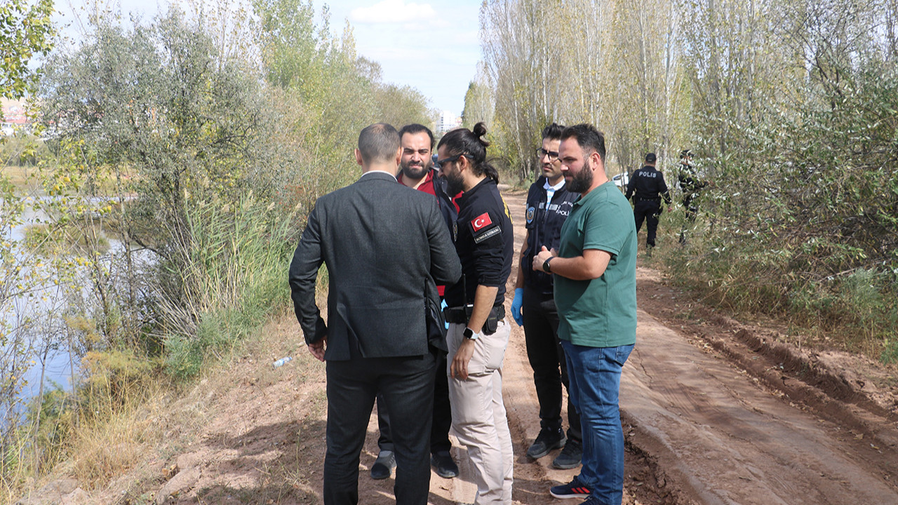 Balıkçının oltasına balık yerine bakın ne takıldı