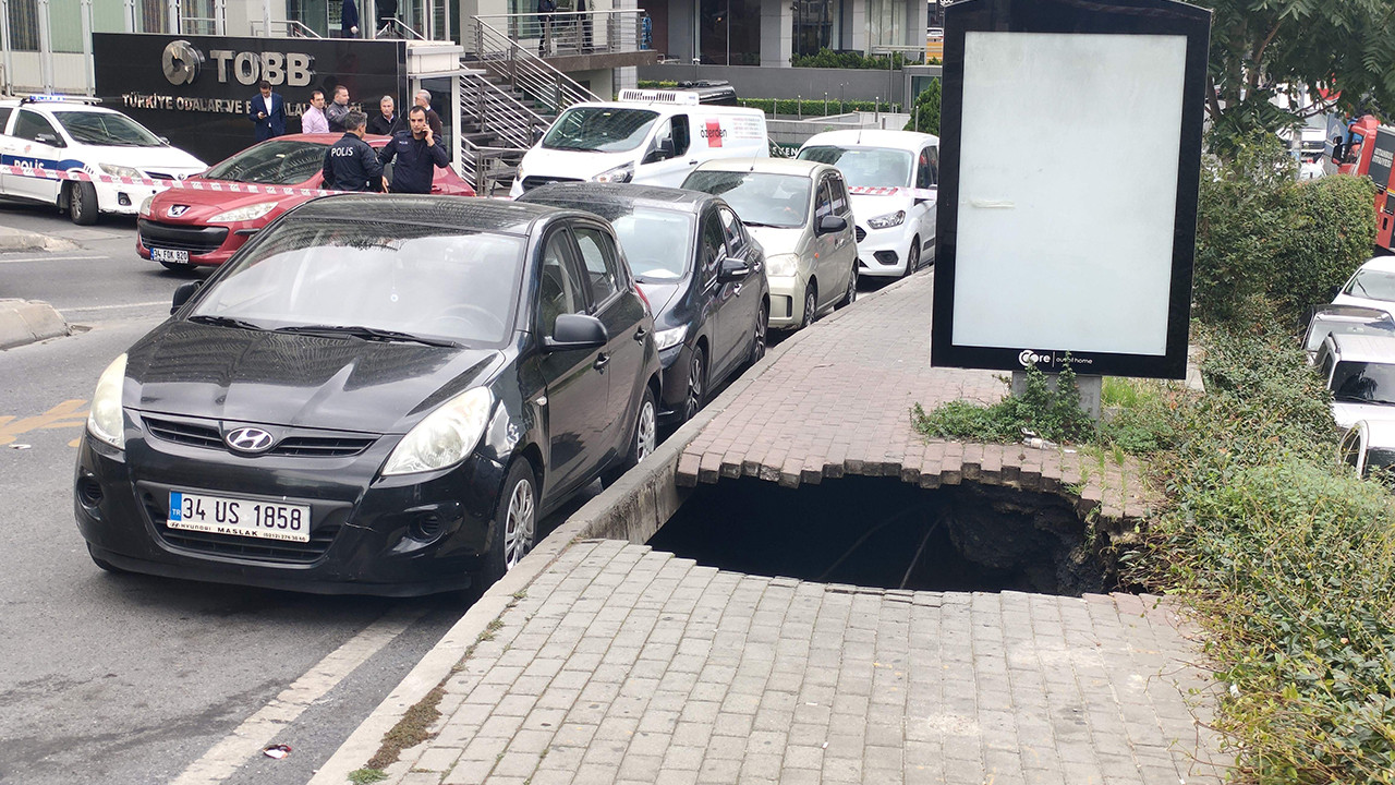 İstanbul'da korkunç olay! Çöken kaldırım bir kadını yuttu