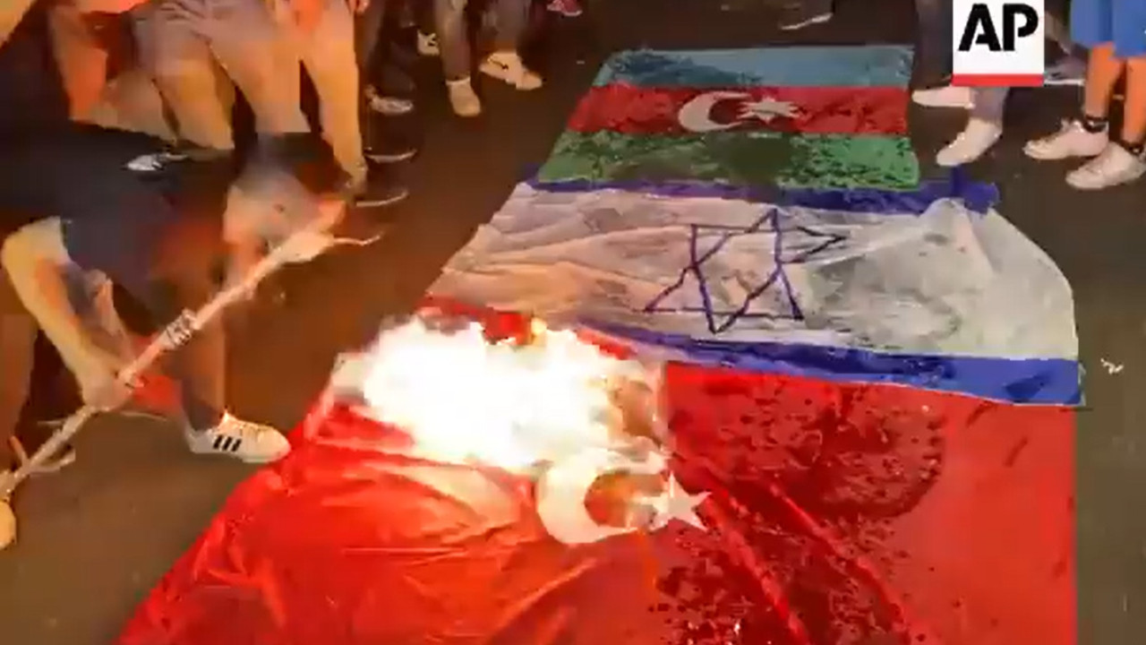 Lübnan'da Türk Bayrağı yakıldı