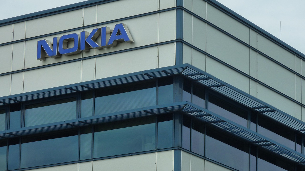 Cep telefonu devinden tarihi işten çıkarma