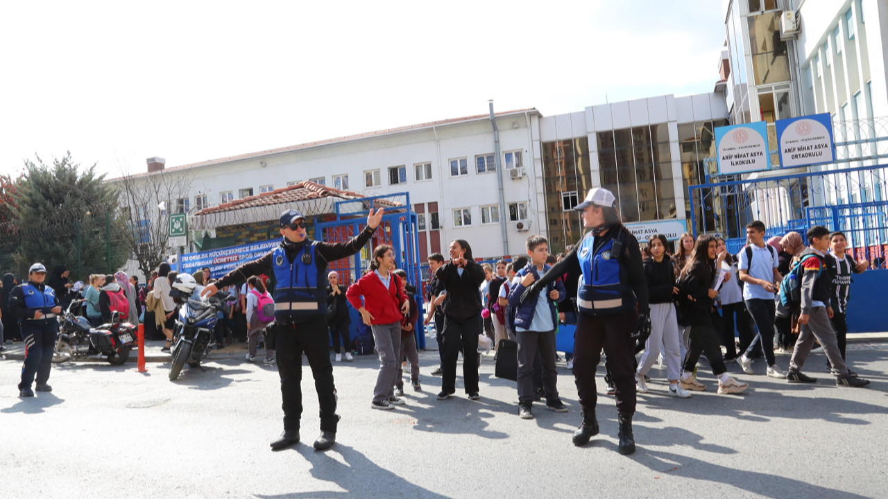 Küçükçekmece zabıtasından okul önlerinde denetim