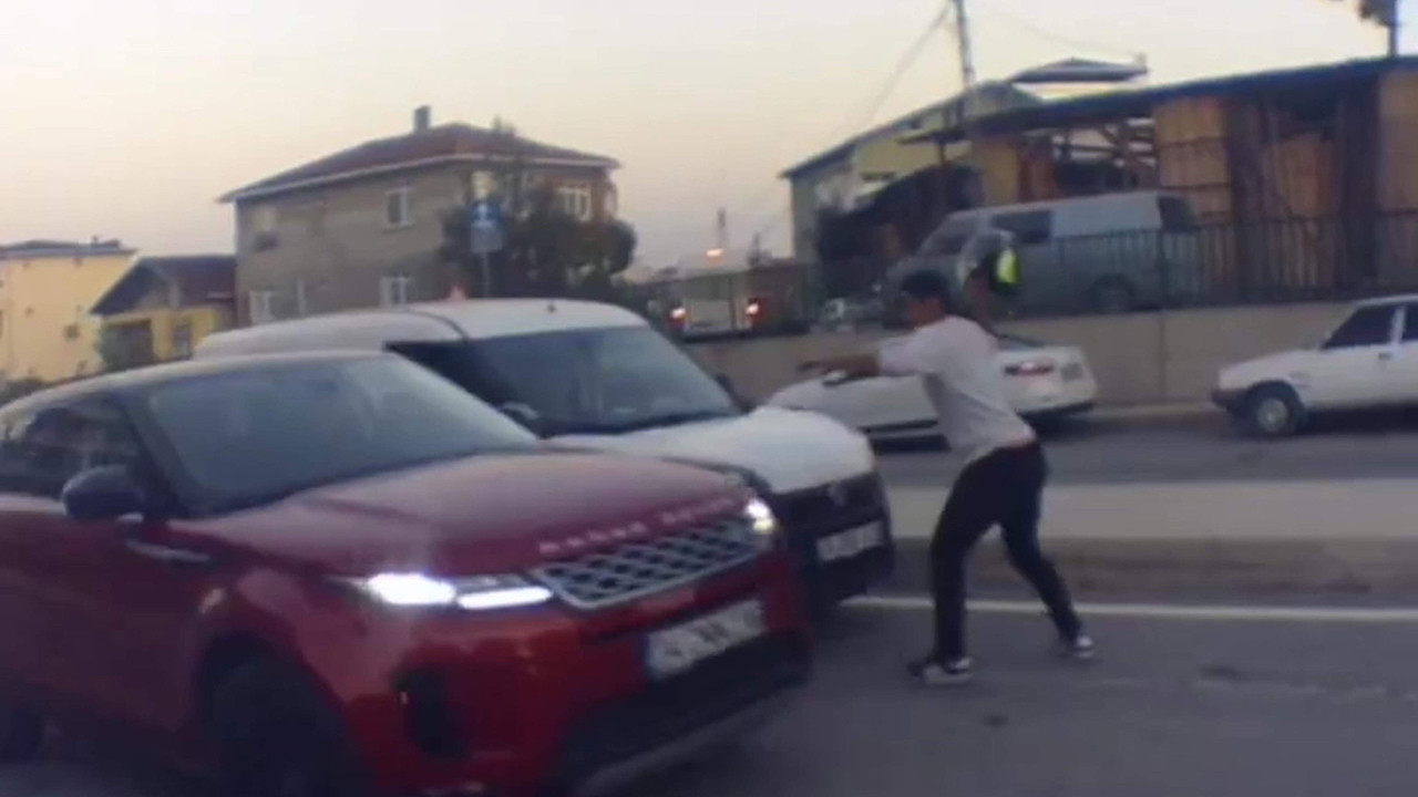 Trafiğinde kıyamet koptu! Motosiklet sürücüsü kaskını arabaya fırlattı