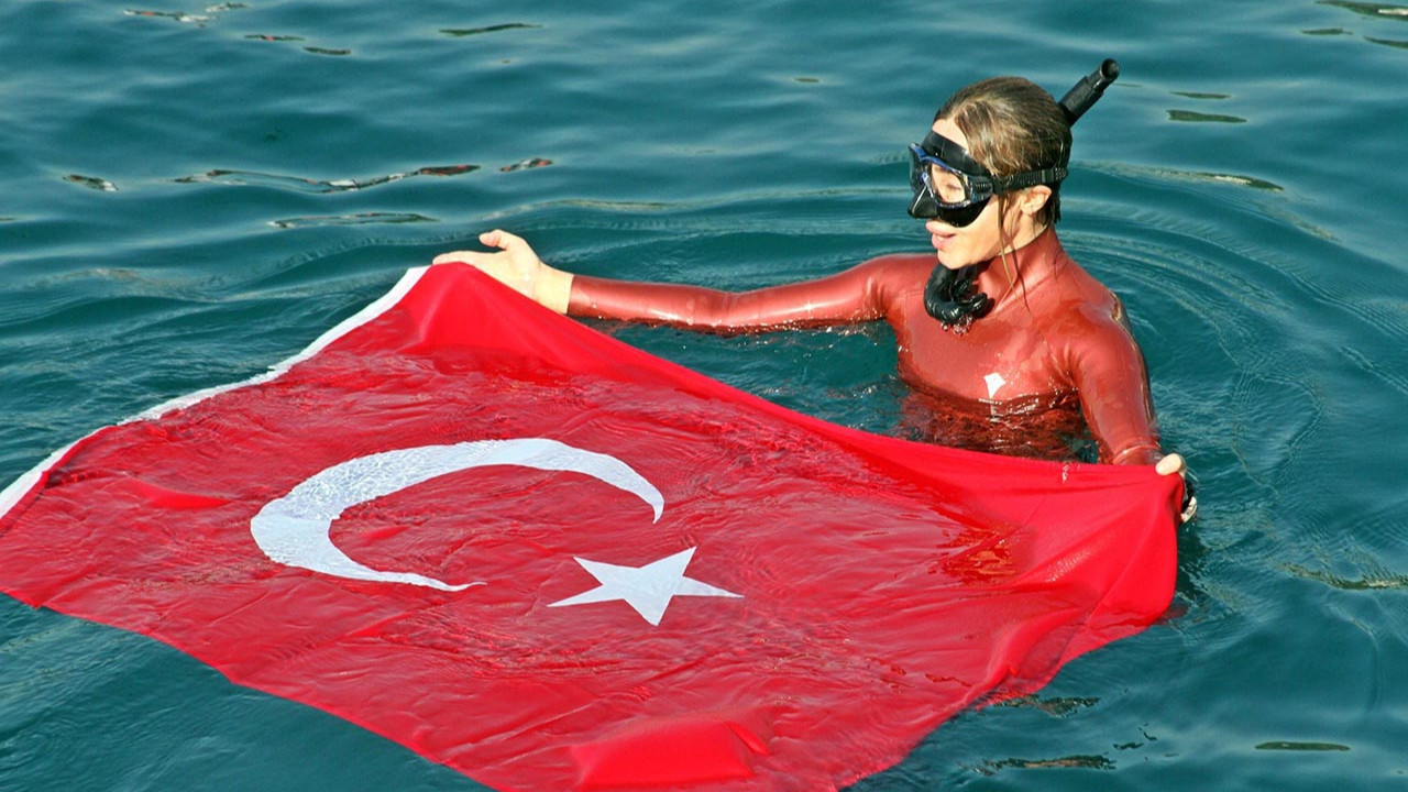 Dünya rekortmeni Şahika Ercümen'den 100. yıl dalışı