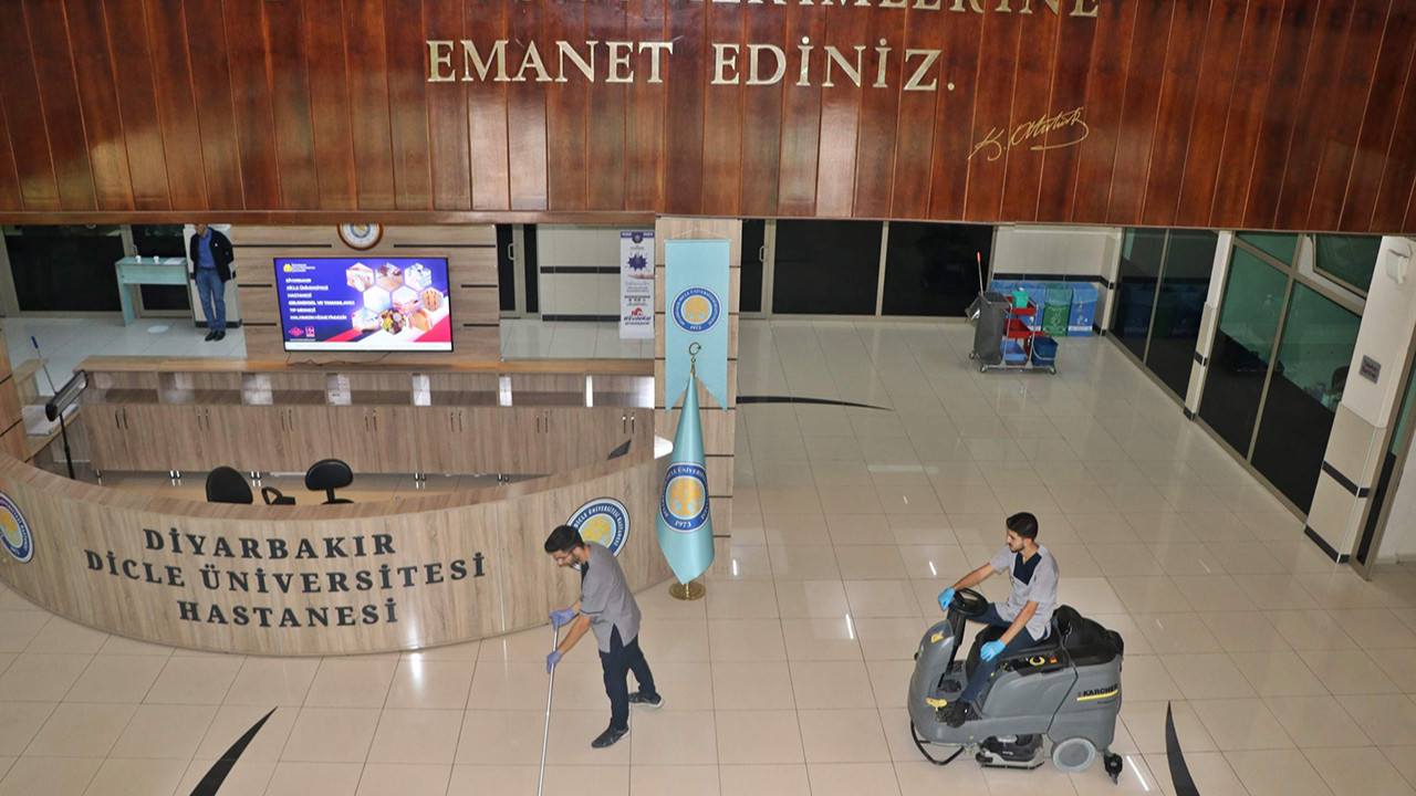 İki tıp öğrencisi okullarında temizlik personeli oldu