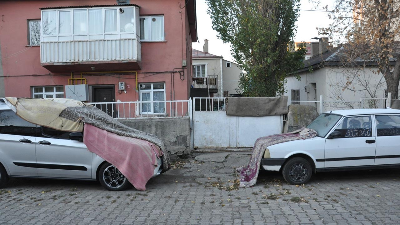 Bir ilimiz buz kesti! Araçların üzerine battaniye örttüler