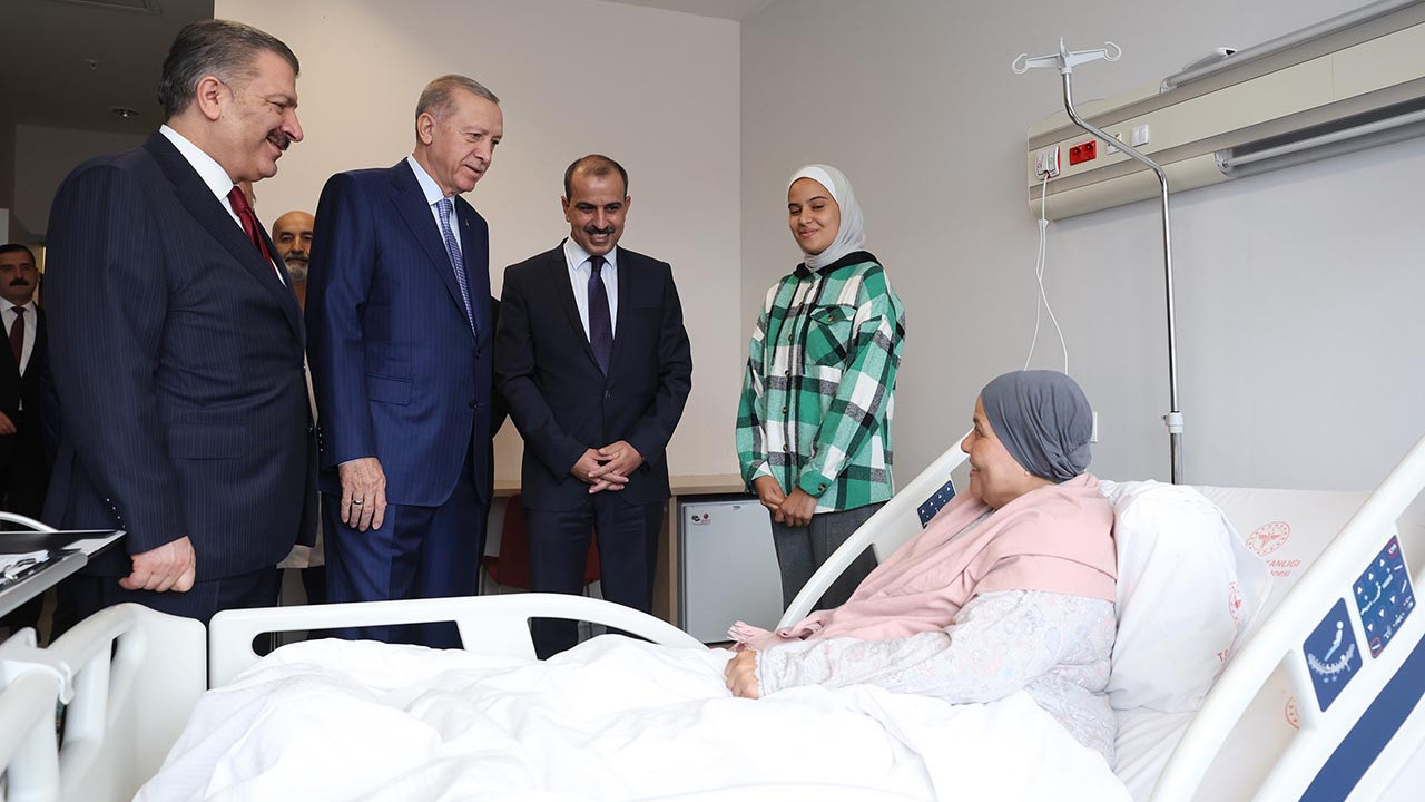 Bakan Koca'yla Türkiye'ye gelmişlerdi... Erdoğan hastanede ziyaret etti