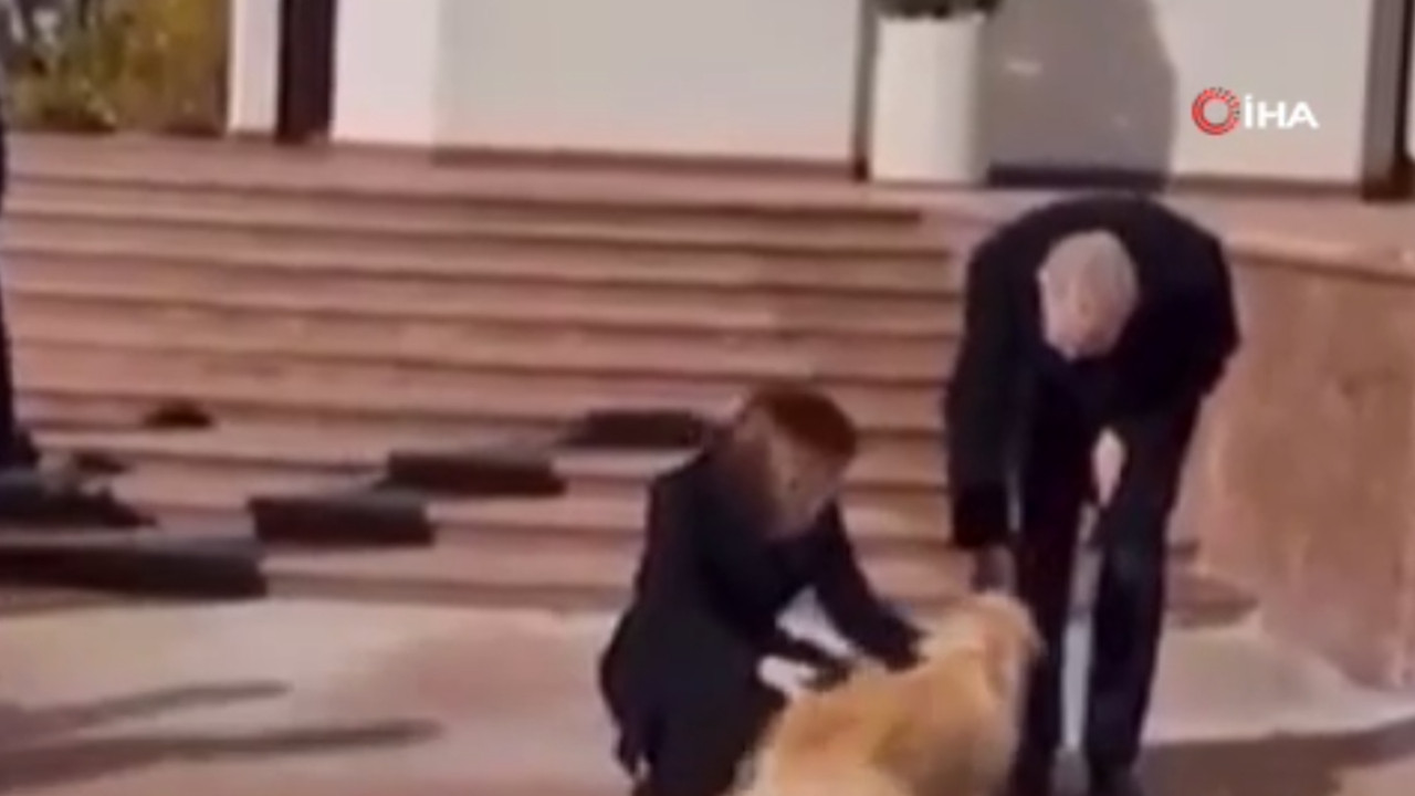 Cumhurbaşkanlarının zor anları kamerada: Bir anda elini ısırdı