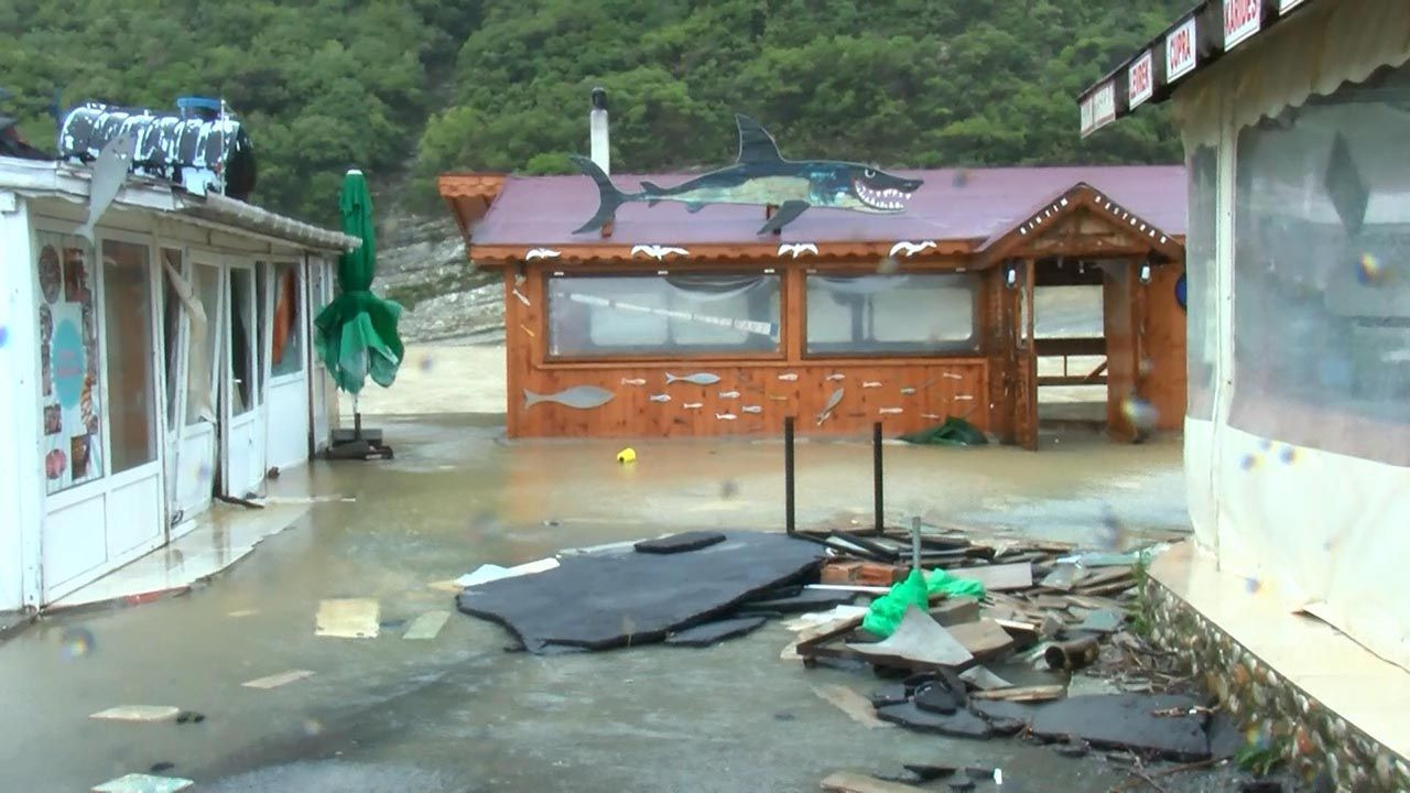 İstanbul'da bir ilçe sular altında! İstanbul'da bir ilçe sular altında!