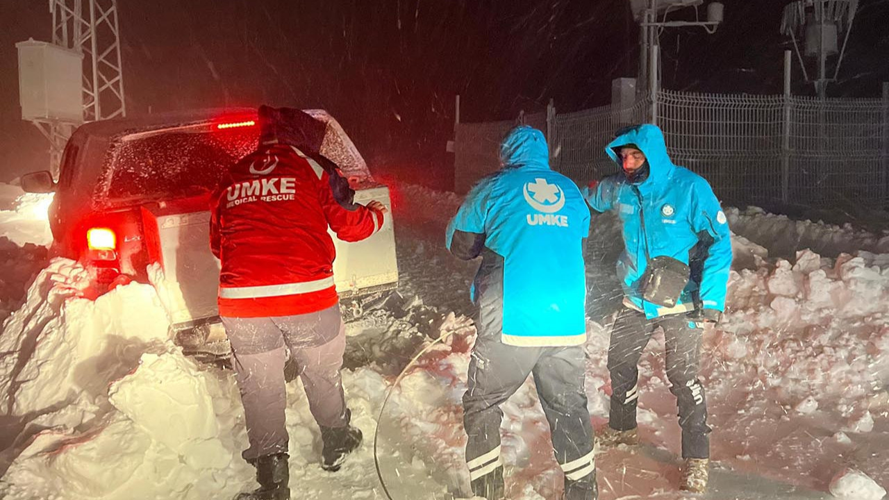 Kar fena bastırdı; 17 kişi yaylada mahsur kaldı