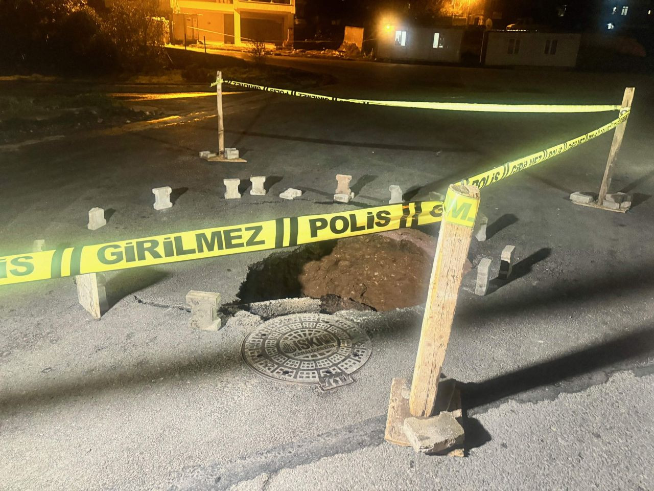 İstanbul'da yol çöktü