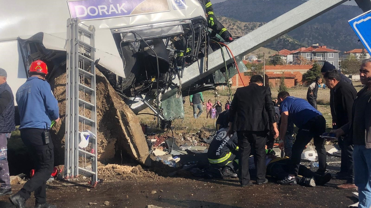 Turistleri taşıyan otobüsle otomobil çarpıştı: 20 yaralı!