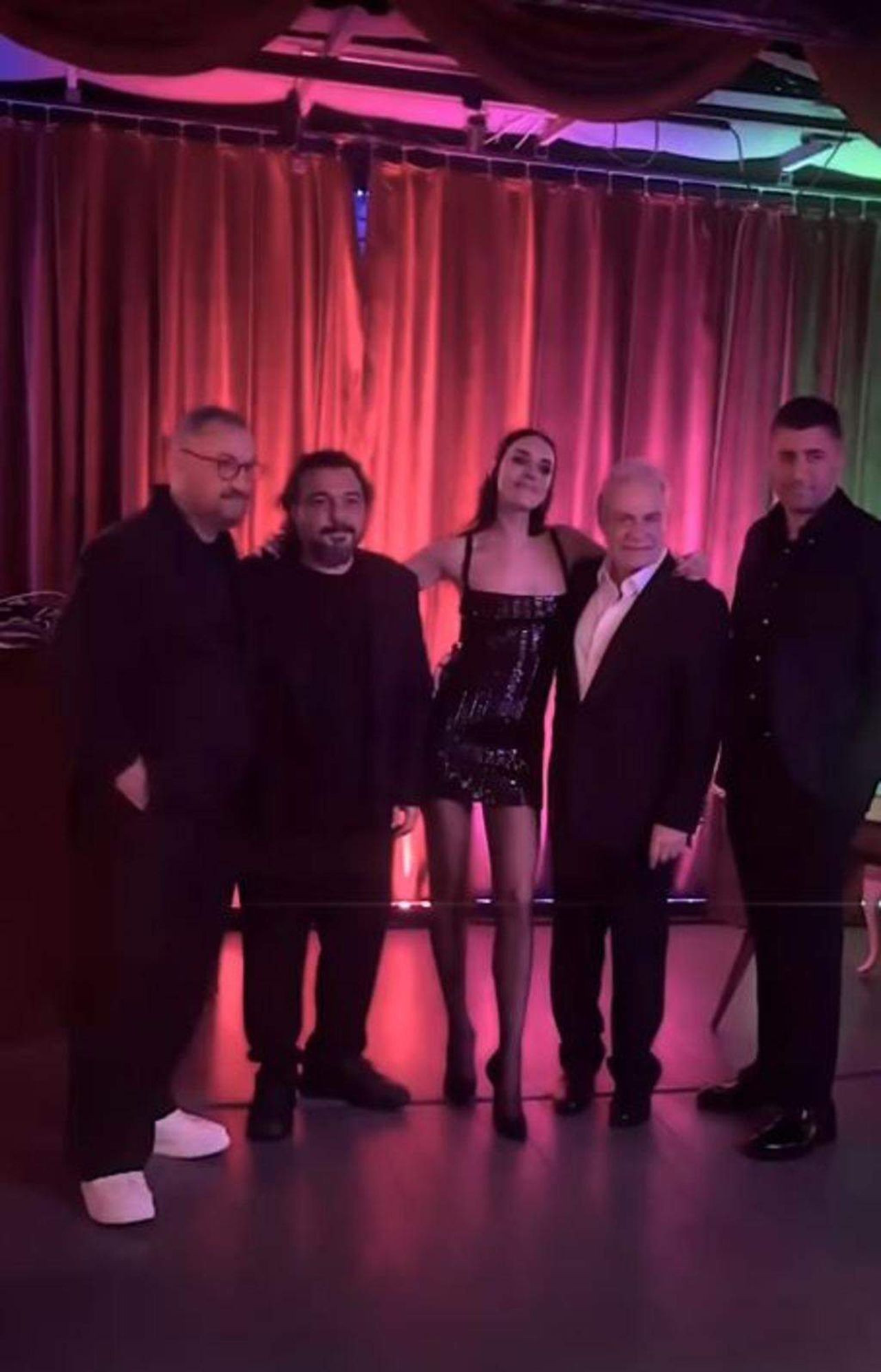 Cansu Dere'den milyonluk imza
