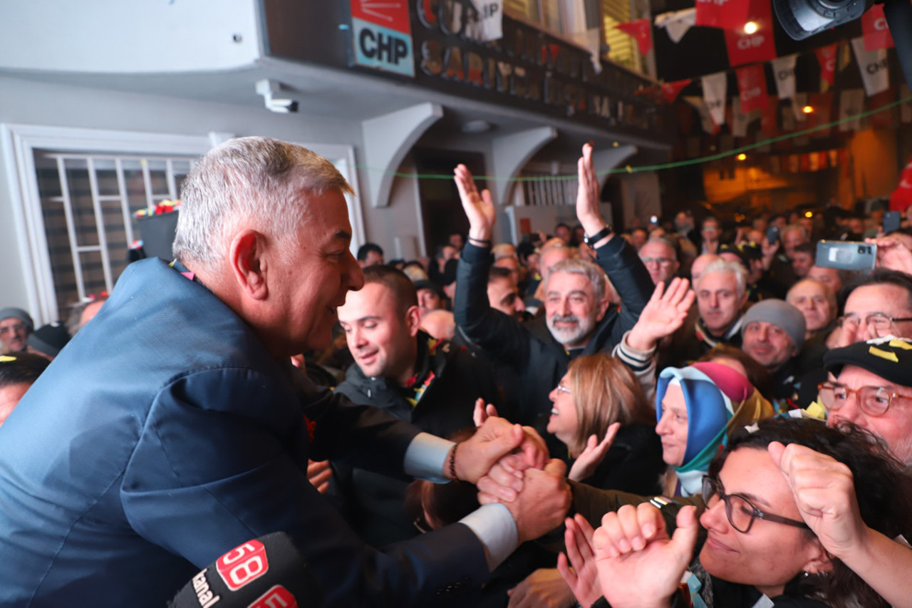 Sarıyer Belediye Başkanı Şükrü Genç, 2024 yerel seçimleri için aday adaylığı başvurusunda bulundu. CHP Sarıyer İlçe Başkanlığı önünde toplanan binlerce kişi ile kucaklaşan Başkan Genç “Halkın Başkanı” sloganıyla karşılandı. 