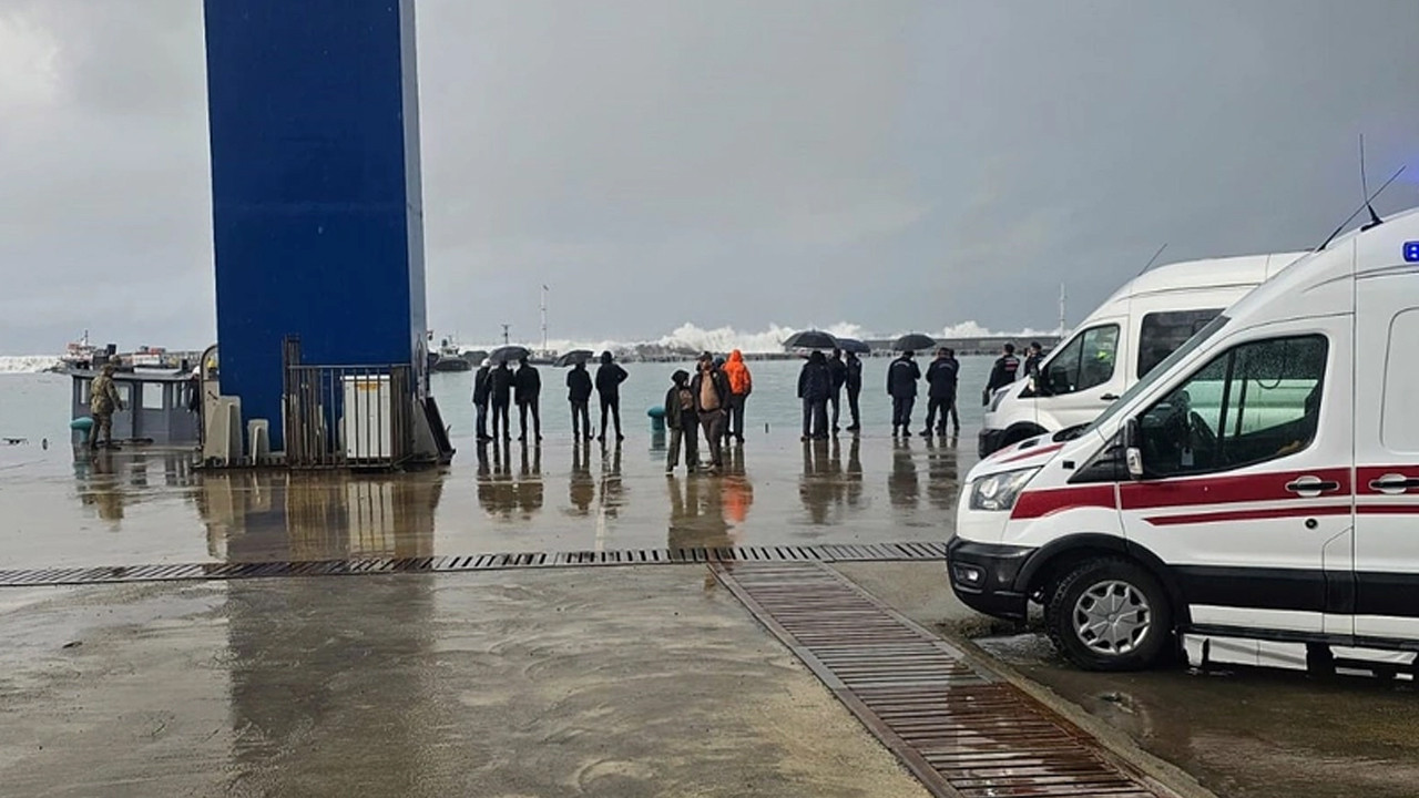 Trabzon'daki fırtınada 6 askerin kaldığı konteyner denize düştü