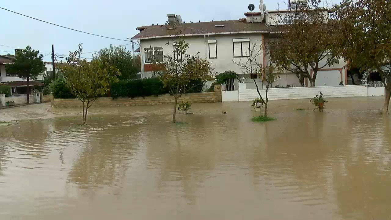 İstanbul'da kuvvetli yağış ve fırtına hayatı felç etti