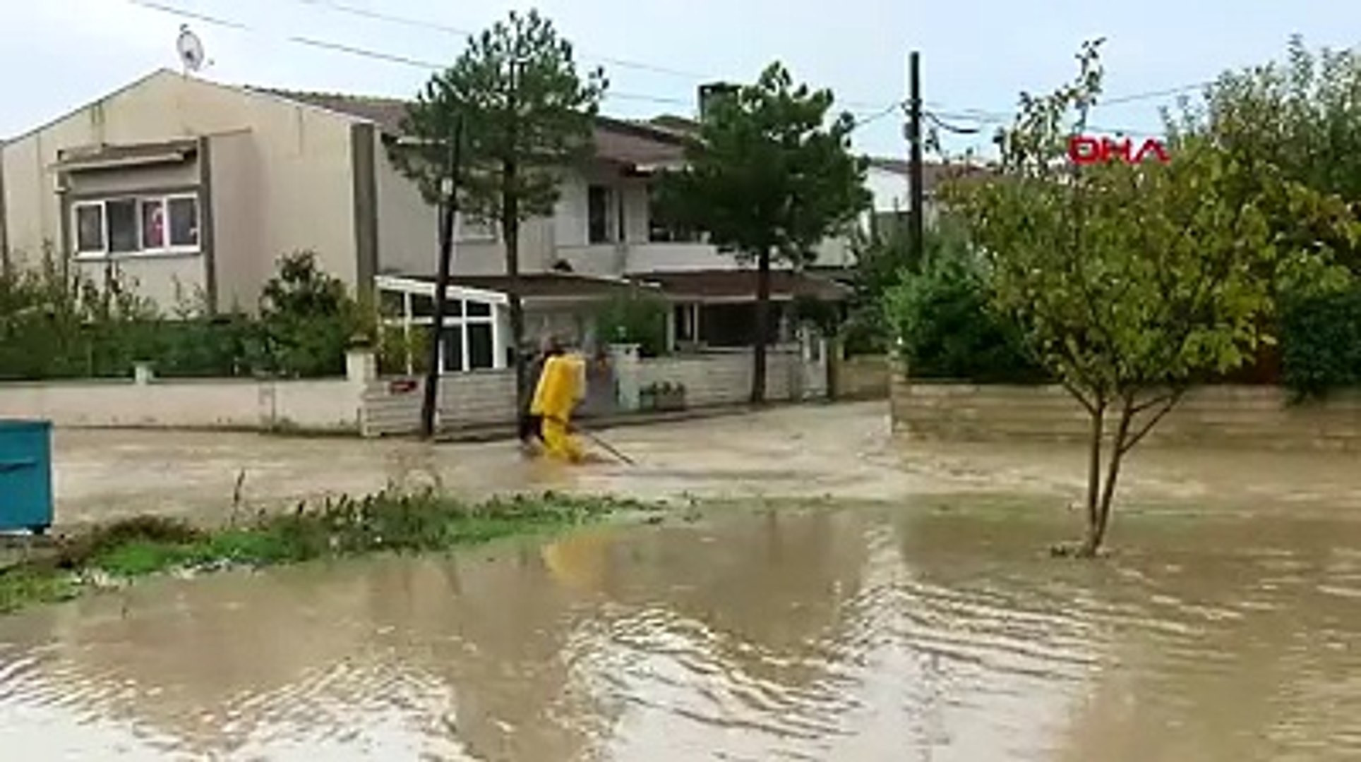 İstanbul'da dere taştı; evleri su bastı!