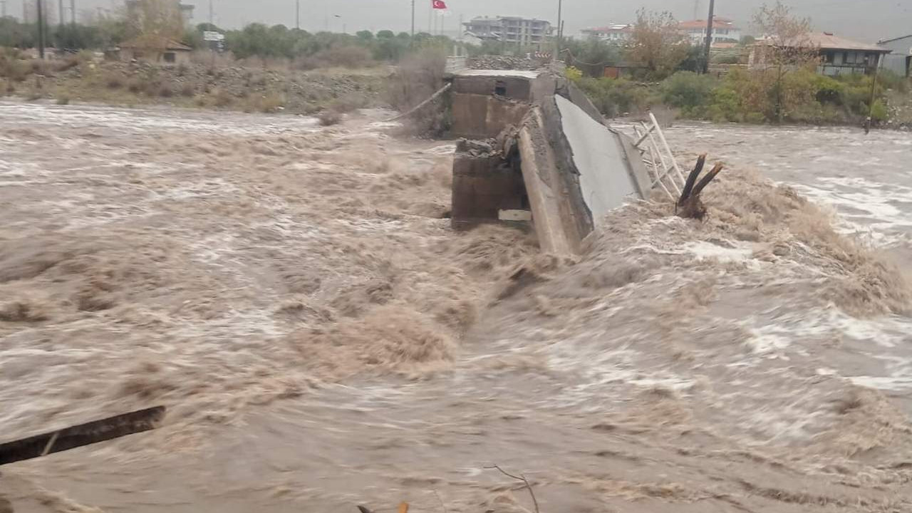 Edremit'te ağışlar köprüyü yıktı