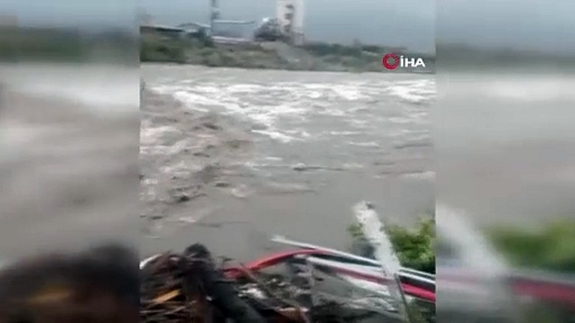 Edremit'te ağışlar köprüyü yıktı