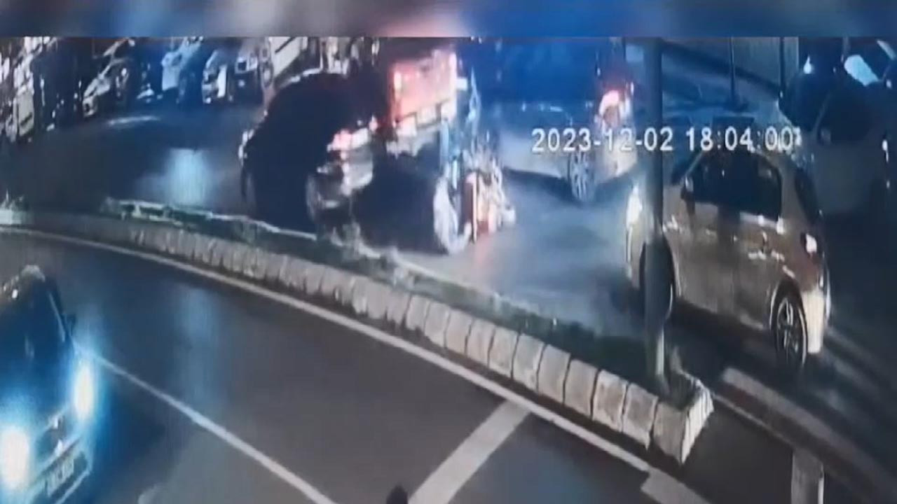 Trafikte dehşet! Tartıştığı sürücüleri aracıyla sıkıştırdı