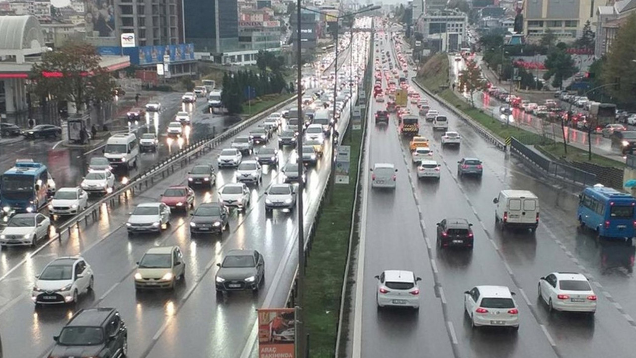 İstanbul'da bir pazartesi klasiği! Trafik kilitlendi