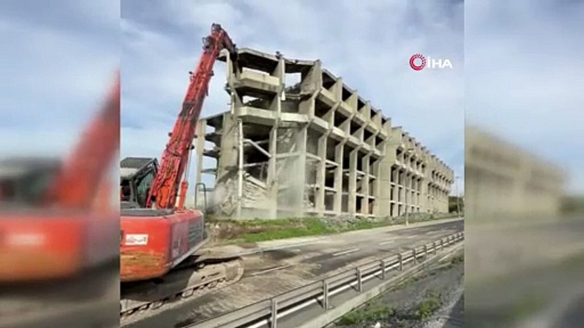 E-5'te reklam panosu olarak kullanılan o bina yıkılıyor