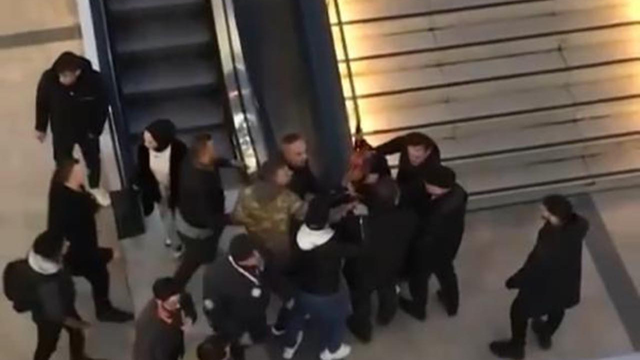 AVM'yi karıştıran olay! Güzellik merkezinin camlarını kırdı; vatandaşlar darbetti