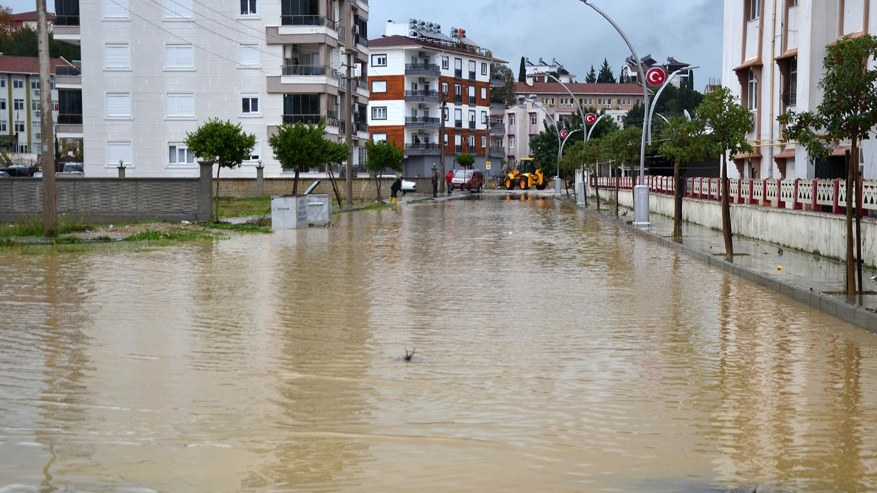 Meteoroloji uyarmıştı, cadde ve sokaklar göle döndü!