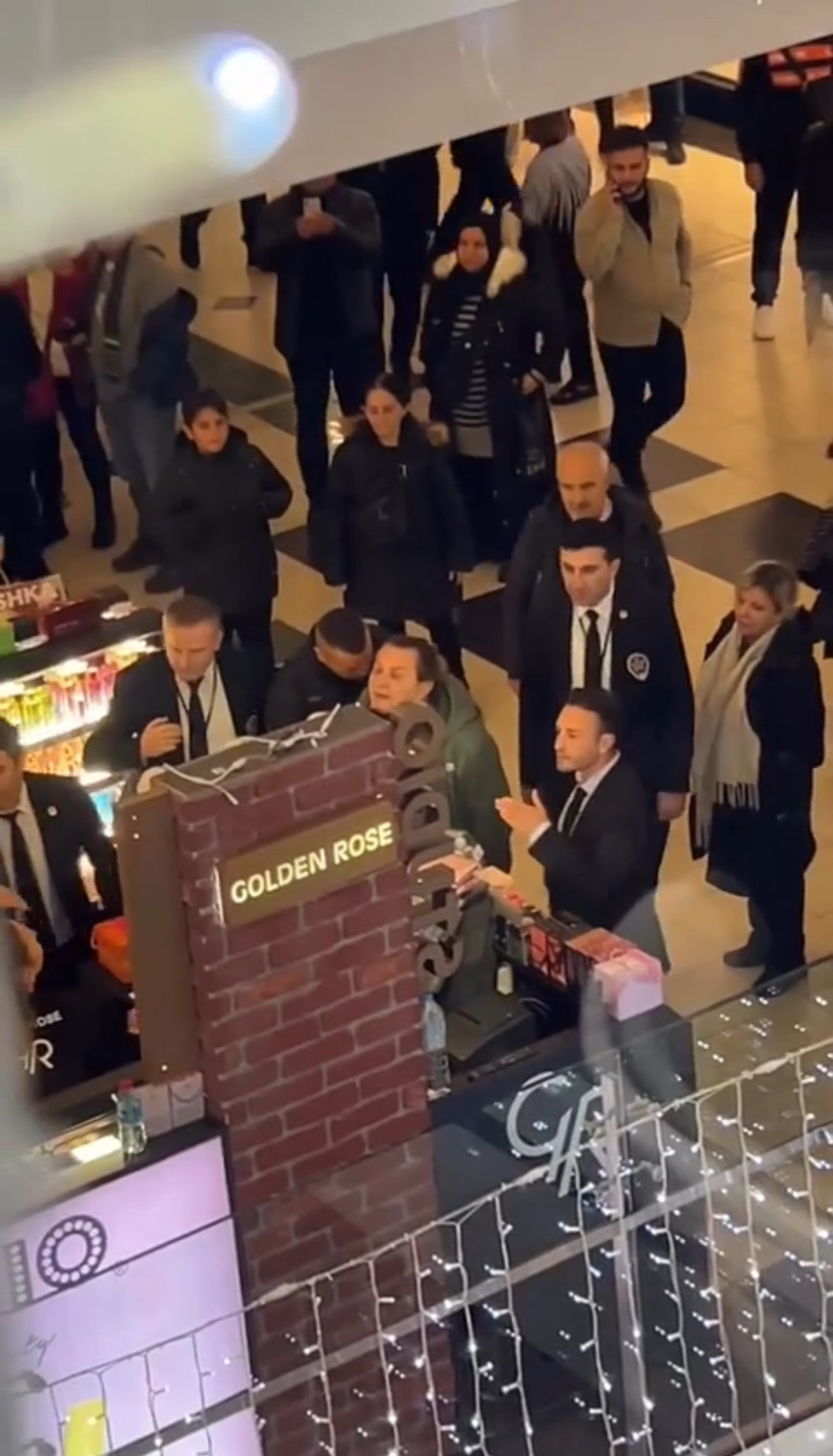 Ünlü sunucu ve TV program yapımcısı Armağan Çağlayan, bir AVM'de çalışanlara dakikalarca bağırdı. 