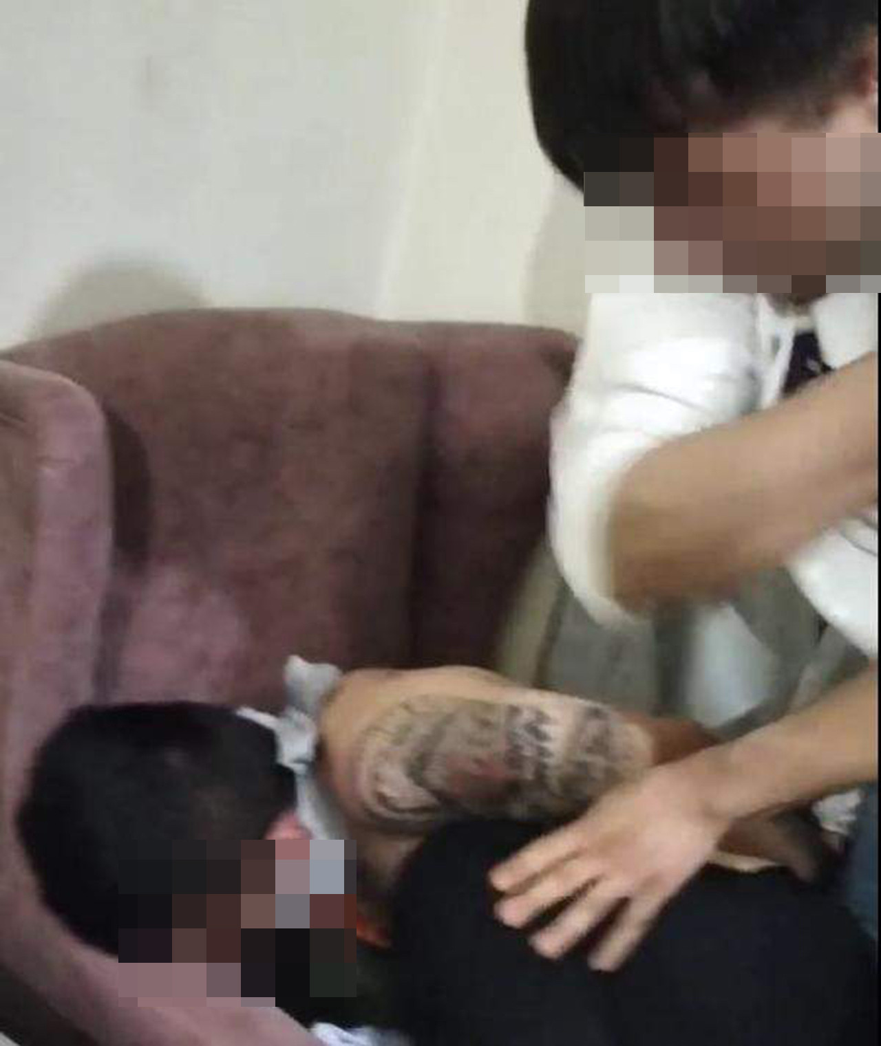 Balıkesir'de 25 yaşındaki bir genci ellerini ve ağzını bağlayarak işkence eden ve görüntülerini de sosyal medyadan yayınlayan 3 zanlı yakalandı. Zanlılar hakkında 17 yıla kadar hapis cezası istenirken işkence görüntüleri de şok etkisi yarattı.