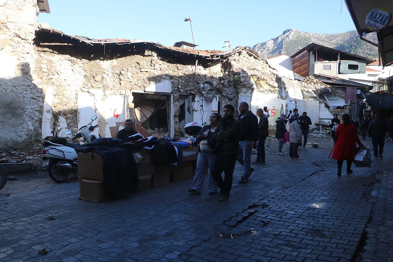 Kahramanmaraş'ta enkazların arasında buruk yılbaşı: Tek dilekleri bu