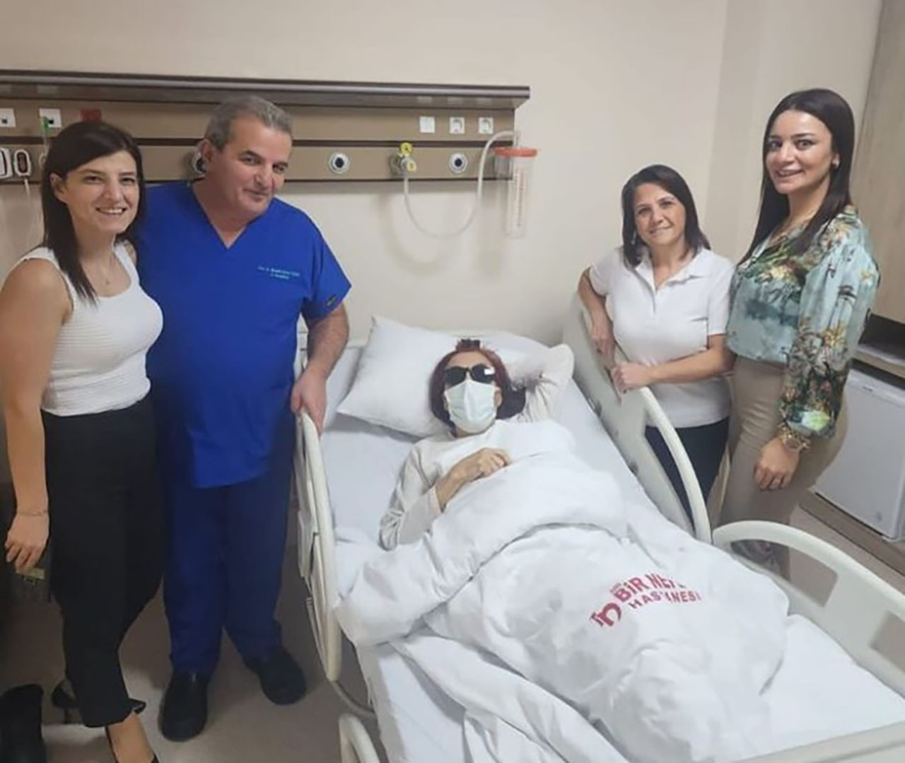 Ünlü sanatçı Leman Sam, koronavirüse yakalandı. 72 yaşındaki sanatçı, sahne sonrası hastanede tedavi altına alındı.