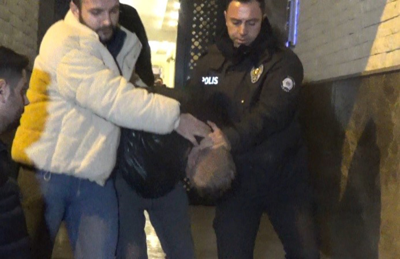 İzmir'de sokaktan topladığı kedilerii evine götürüp katlettikten sorna apartmanın bahçesine atan zanlı suçüstü yakalandı.