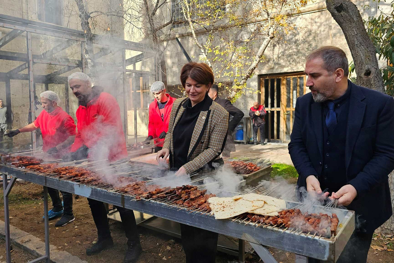 Milletvekillerinin TBMM bahçesinde tepki çeken mangal partisi sonrasında TBMM Başkanı Bekir Bozdağ alınan yeni kararı açıkladı. Milletin vekillerine mangal yapmak değil, mangal keyfinin millete göstermek engellenecek...