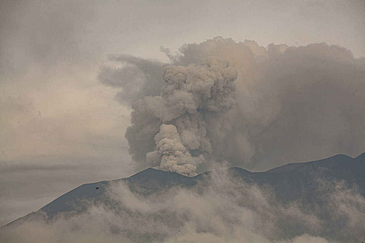 Endonezya'da Java Adası'nda bulunan ülkenin en aktif yanardağı Merapi'nin patlaması sonucunda kül bulutları ve lav akıntıları oluştu. Merapi'deki hareketlilik sonrasında bölgedeki başka yanardağlar da faaliyete geçti.
