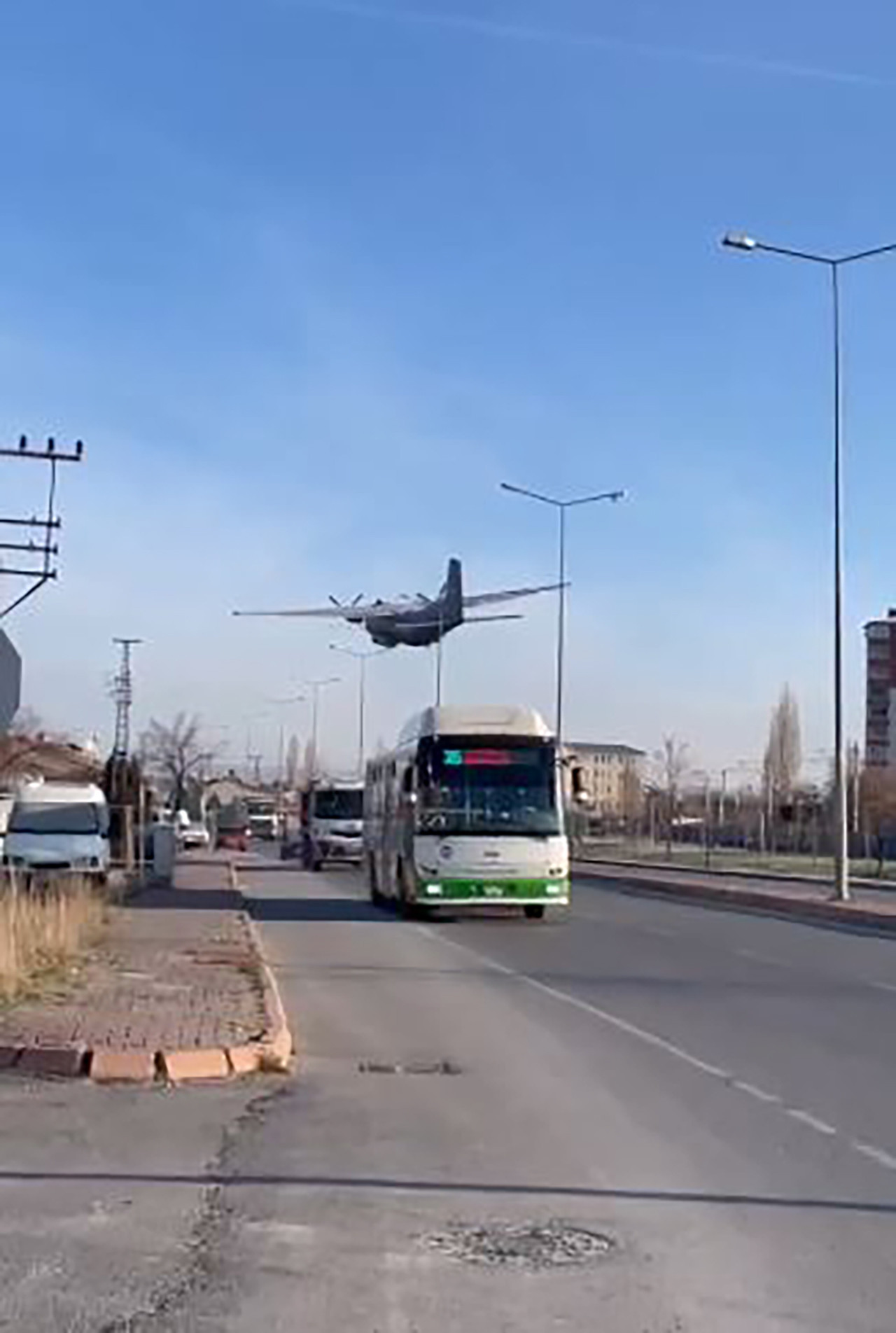 Milli Savunma Bakanlığı, Kayseri'de eğitim için kalkan bir C-160 uçağının teknik arıza nedeniyle acil iniş yaptığını, uçakta hasar meydana geldiğini duyurdu. Uçağın acil inişe geçtiği anlar ise kameraya yansıdı. 